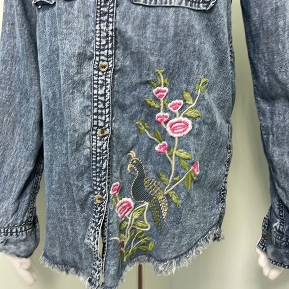 TOLANI Embroidered Long Sleeve Distressed Chambray Button Down Shirt Medium - Picture 2 of 7